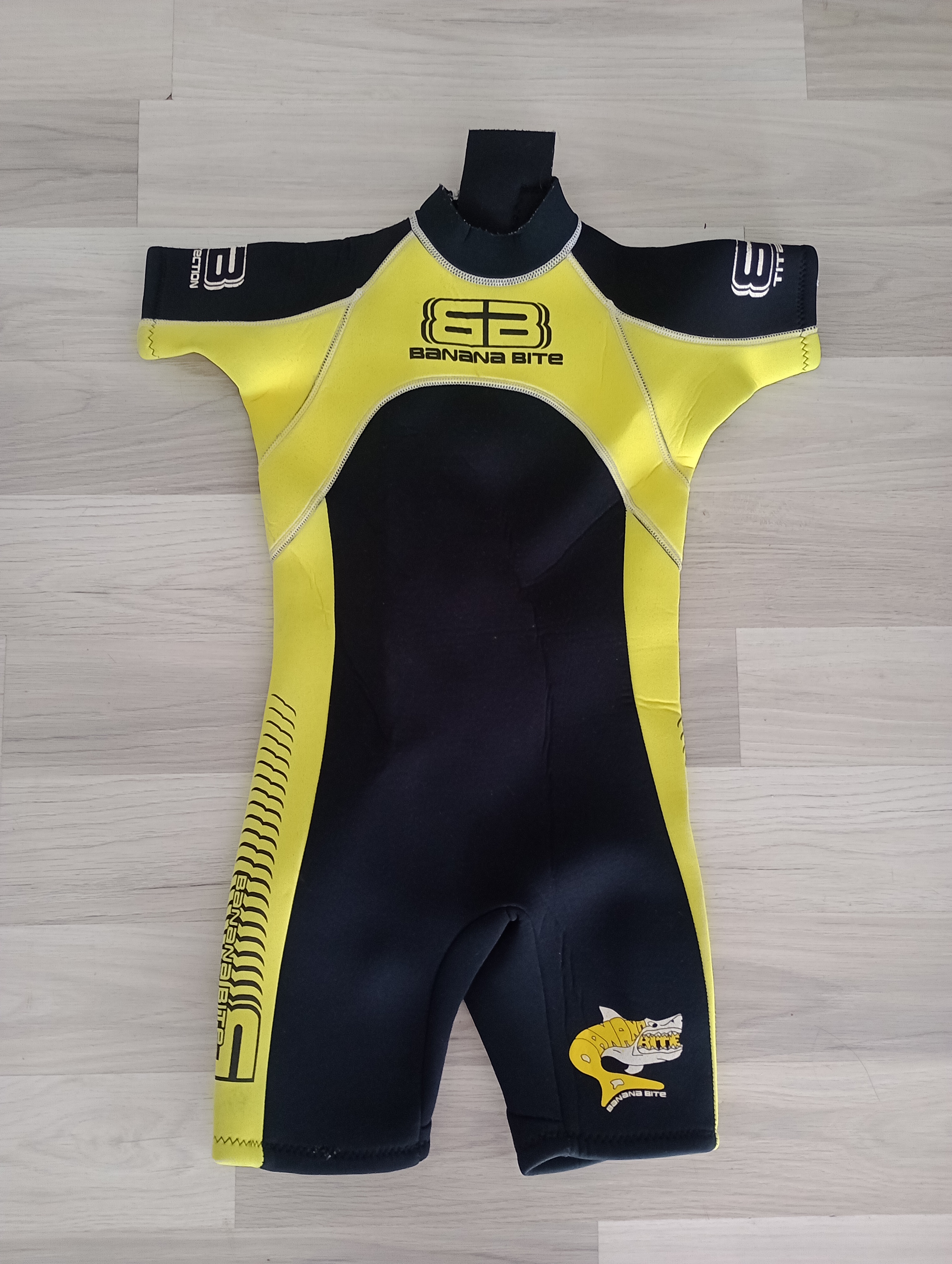 Neoprenové obleky a plavací vesty. 8kg